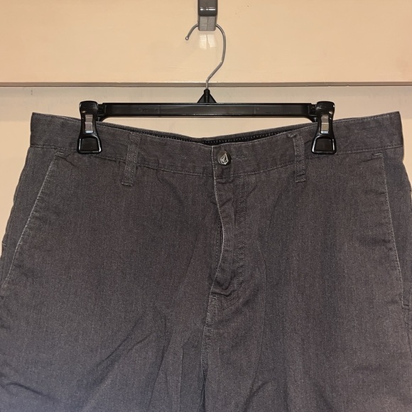 Volcom Men’s grey/ faded black pocketed long shorts size 34 - Picture 2 of 7
